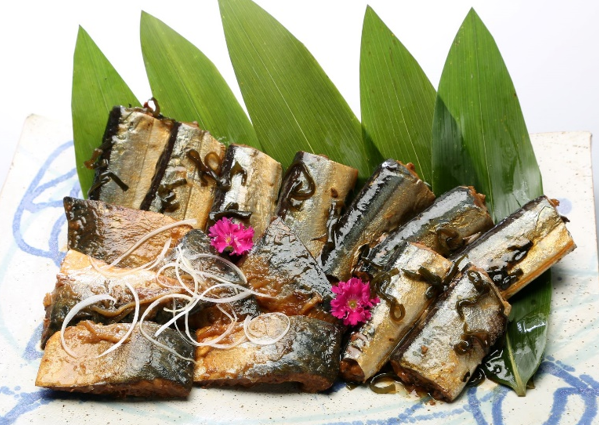 青魚 骨まで食べれるお惣菜 (さばの味噌煮×4パックとさんま甘露煮×4パック)【送料込】